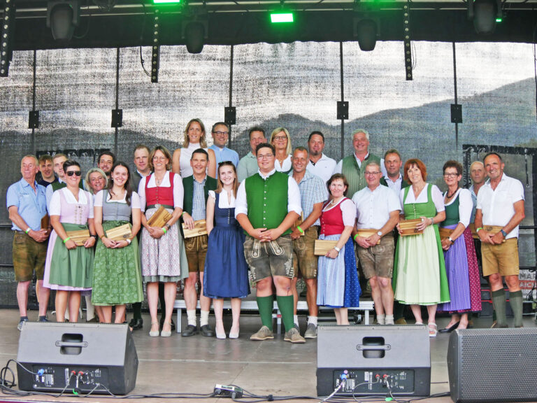 Landjugend Oberaich feierte ihren 75. Geburtstag Eine große Gruppe von Personen steht auf einer Bühne
