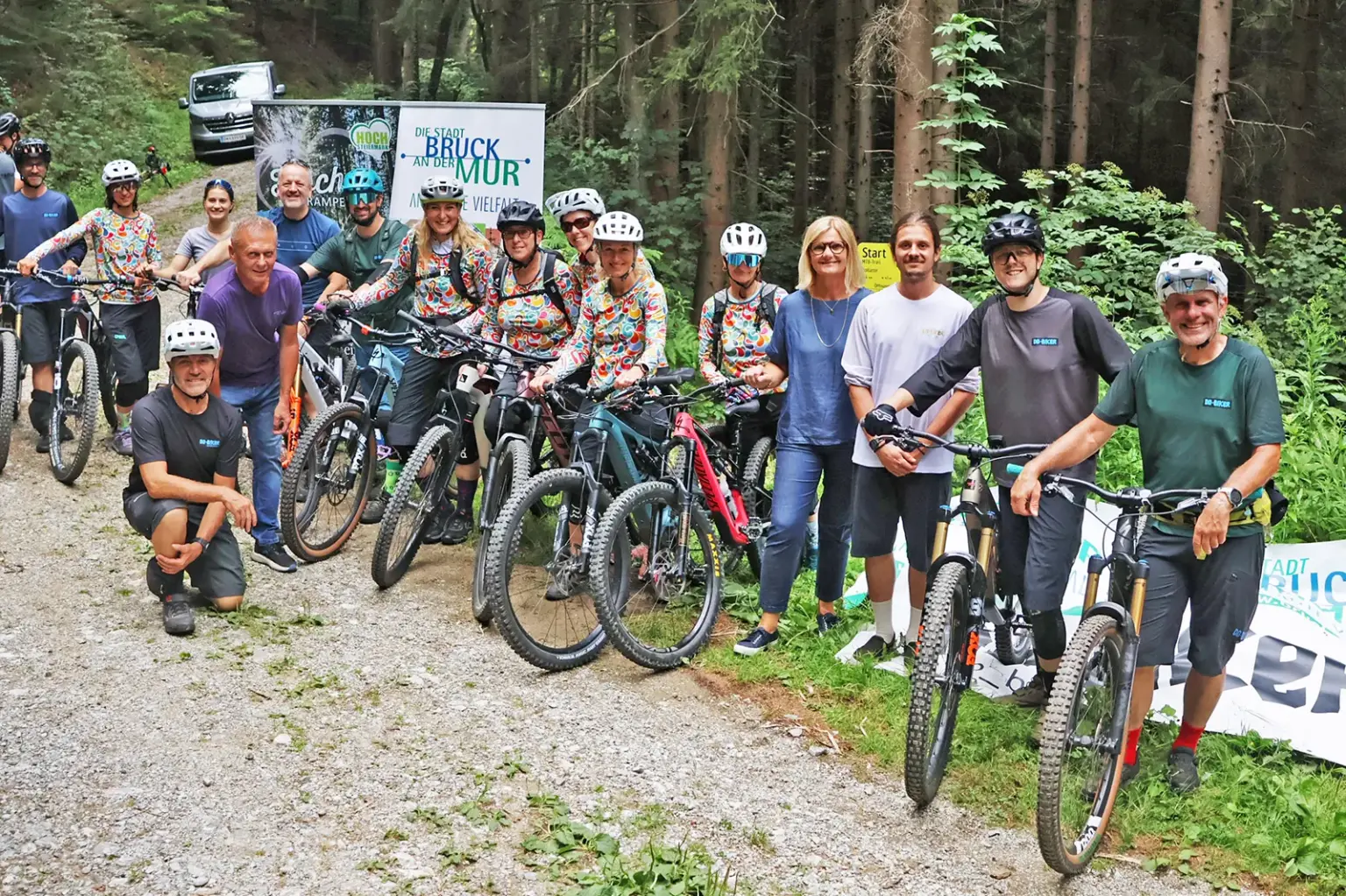 Erster MTB-Trail am Brucker Madereck Eine Gruppe von rund 15 Personen mit Mountainbikes auf einem Forstweg
