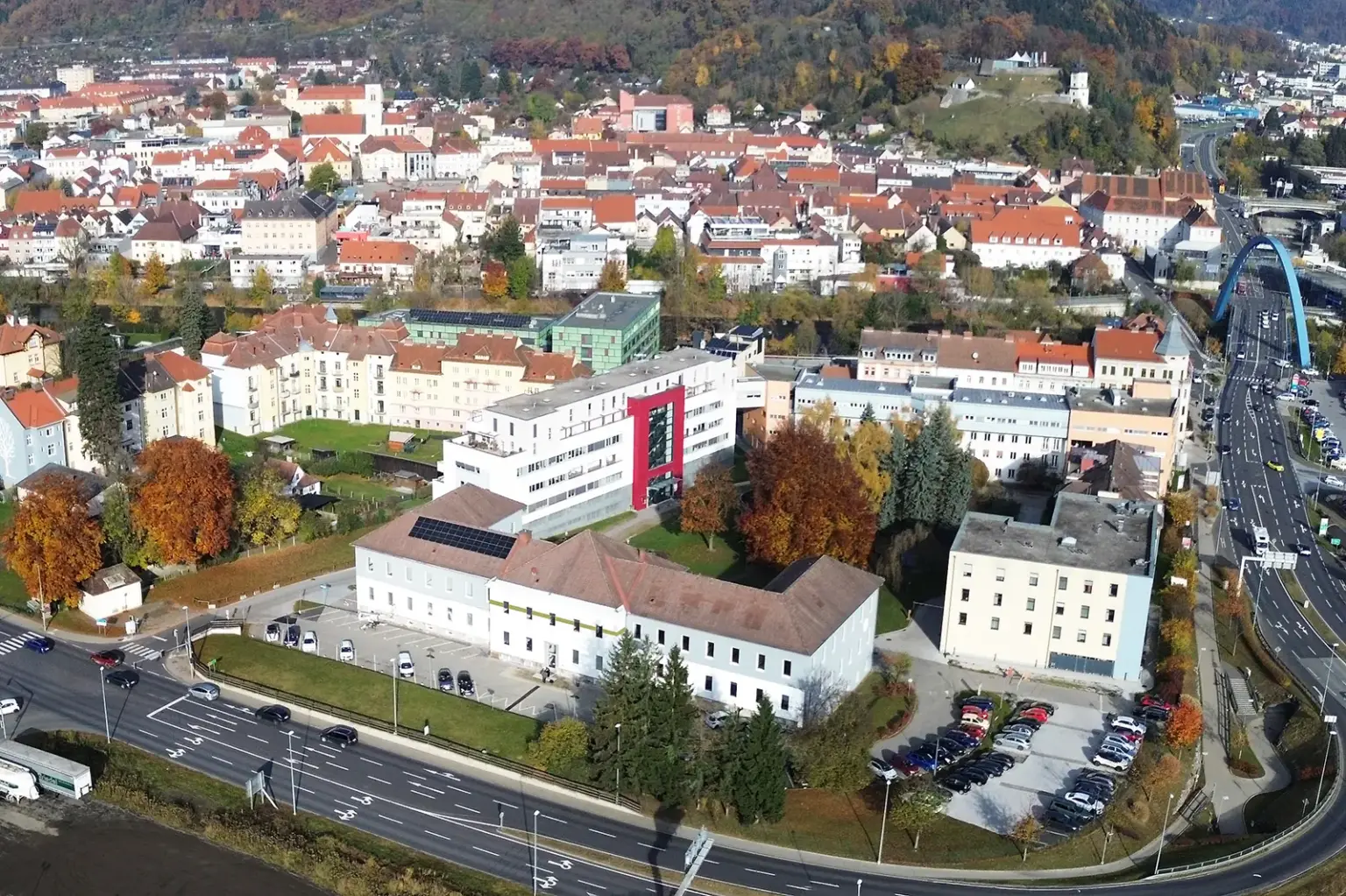 Luftaufnahme eines Teils der Innenstadt von Bruck an der Mur
