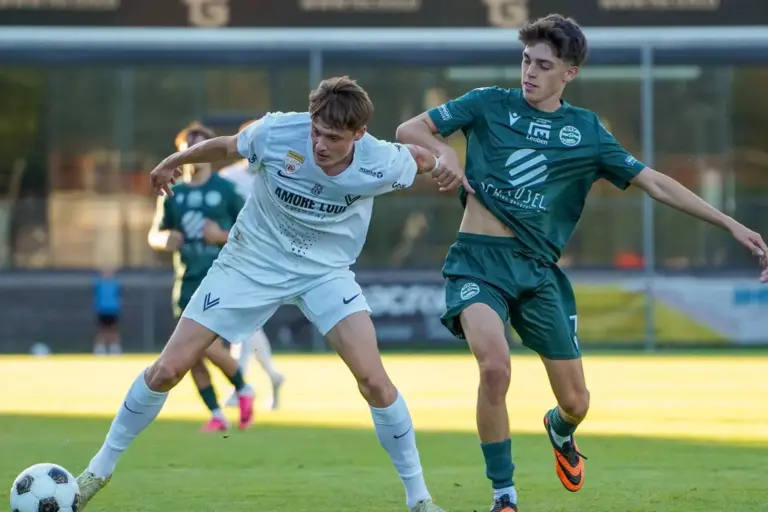 Frühes Aus für den DSV Leoben im ÖFB-Cup Zwei Fußballer kämpfen um einen Ball.