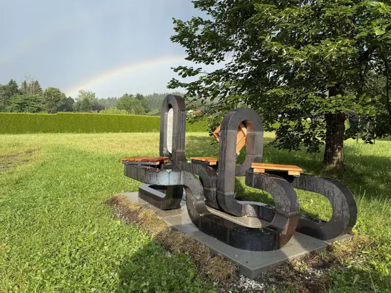 Ein Mahnmal gegen das Vergessen Eine Skulptur aus Stahl, auf der man Sitzen kann.