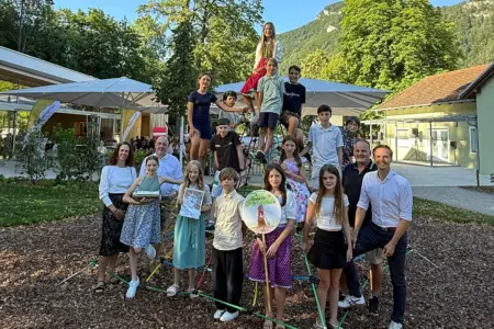 Frohnleiten: Offizielles Ende der Amtszeit Eine Gruppe von Kindern vor und auf einem Klettergerüst