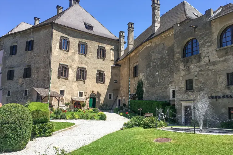 Frohnleiten: Führungen auf Burg Rabenstein Eine Burg mit gepflegtem Park