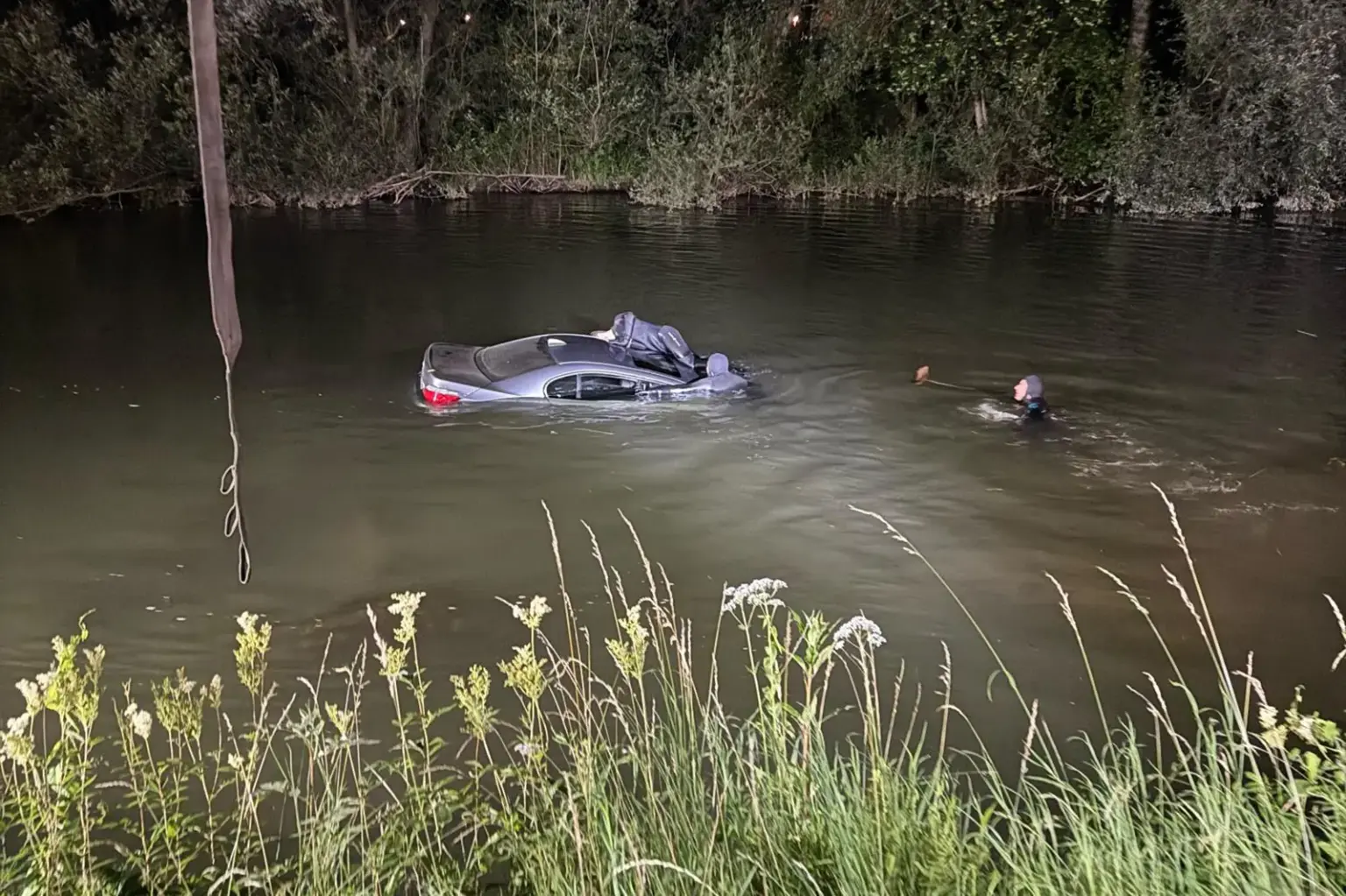 Kapfenberg: Auto aus der Mürz geborgen Mehrere Taucher befassen sich in der Nacht mit einem Auto in einem Fluss