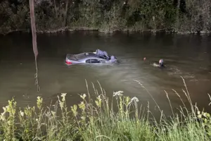 Mehrere Taucher befassen sich in der Nacht mit einem Auto in einem Fluss