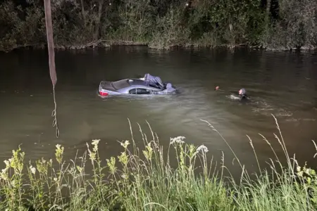 Kapfenberg: Auto aus der Mürz geborgen Mehrere Taucher befassen sich in der Nacht mit einem Auto in einem Fluss