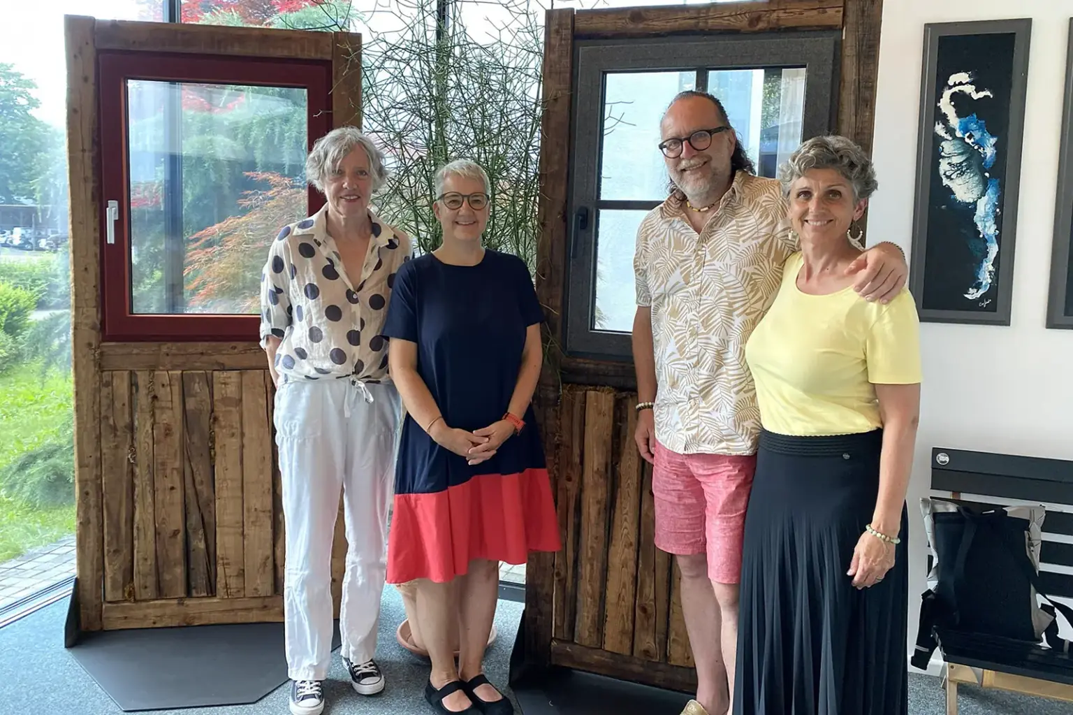 Grüne Wirtschaft auf Tour in Kapfenberg Drei Frauen und ein Mann stehen in einem Schauraum mit Mustertüren