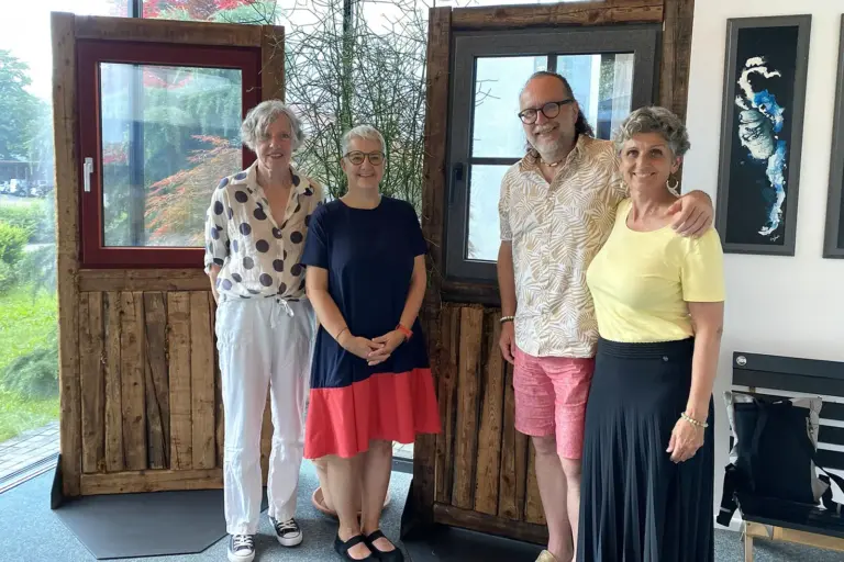 Grüne Wirtschaft auf Tour in Kapfenberg Drei Frauen und ein Mann stehen in einem Schauraum mit Mustertüren