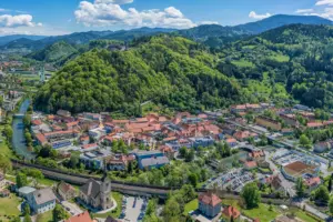 Luftaufnahme der Innenstadt von Kapfenberg
