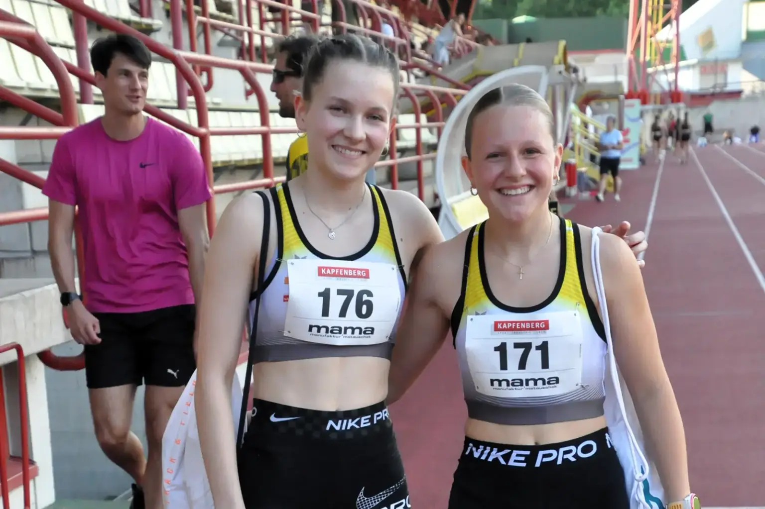 15 Bestleistungen bei KSV-Heimmeeting Zwei junge Frauen in Sportkleidung und mit Startnummern in einem Leichtathletikstadion