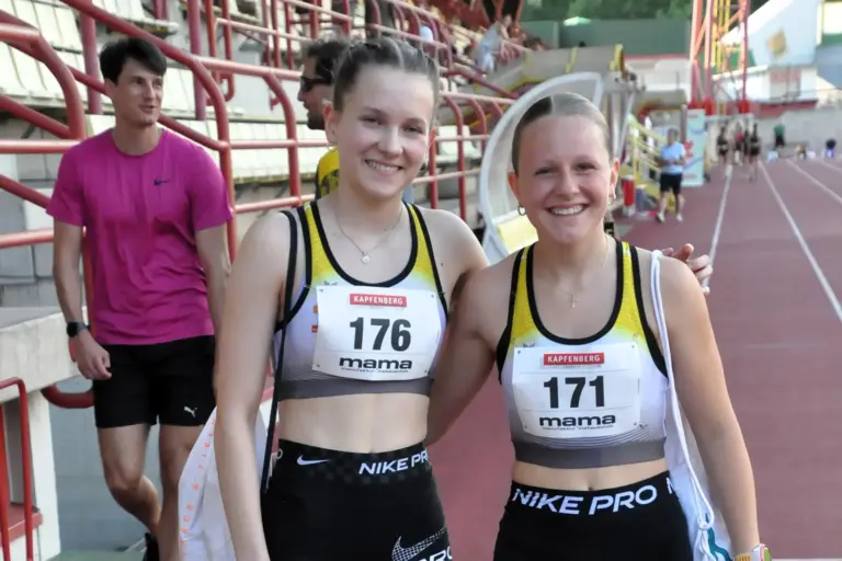 15 Bestleistungen bei KSV-Heimmeeting Zwei junge Frauen in Sportkleidung und mit Startnummern in einem Leichtathletikstadion