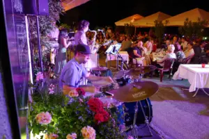 Eine Band spielt vor Publikum im Freien