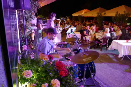 Eine Band spielt vor Publikum im Freien