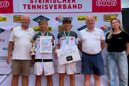 Kapfenberger U15 ist Tennis-Mannschaftsmeister Zwei Burschen mit Pokal, Urkunden und Medaillen bei einer Siegerehrung, neben ihnen zwei Männer und eine Frau als Gratulanten
