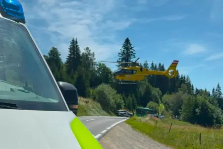 Schwerer Motorradunfall auf dem Alpl Ein gelber Hubschrauber hebt ab, im Vordergrund die Motorhaube eins Rettungsfahrzeugs