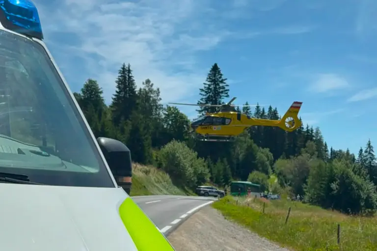 Schwerer Motorradunfall auf dem Alpl Ein gelber Hubschrauber hebt ab, im Vordergrund die Motorhaube eins Rettungsfahrzeugs