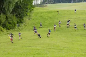 Eine Gruppe junger Männer stürmt in vollem Lauf einen Abhang hinab