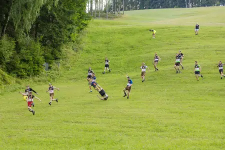 Eine Gruppe junger Männer stürmt in vollem Lauf einen Abhang hinab