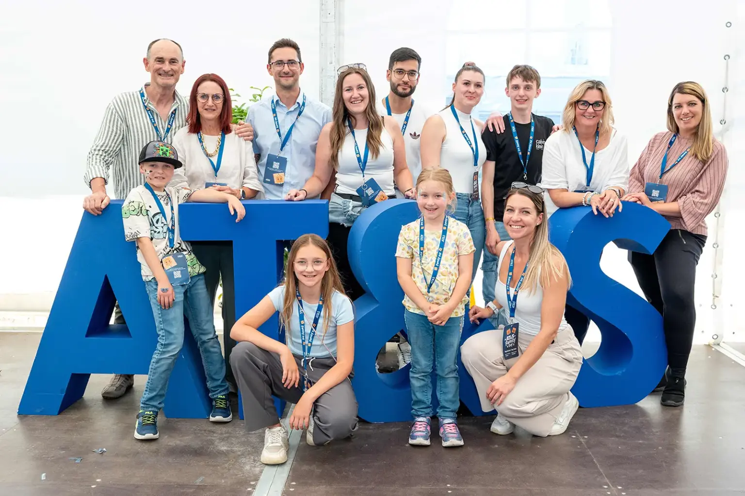 Familientag mit Hightech-Flair in Leoben Mehrere Personen posieren mit einer großen dreidimensionalen Version des AT&S-Logos