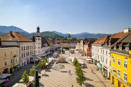 Ein großer Platz in einer Stadt von oben