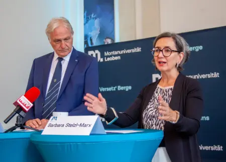 Montanuni Leoben arbeitet die NS-Zeit auf Ein Mann und eine Frau an einem Stehtisch