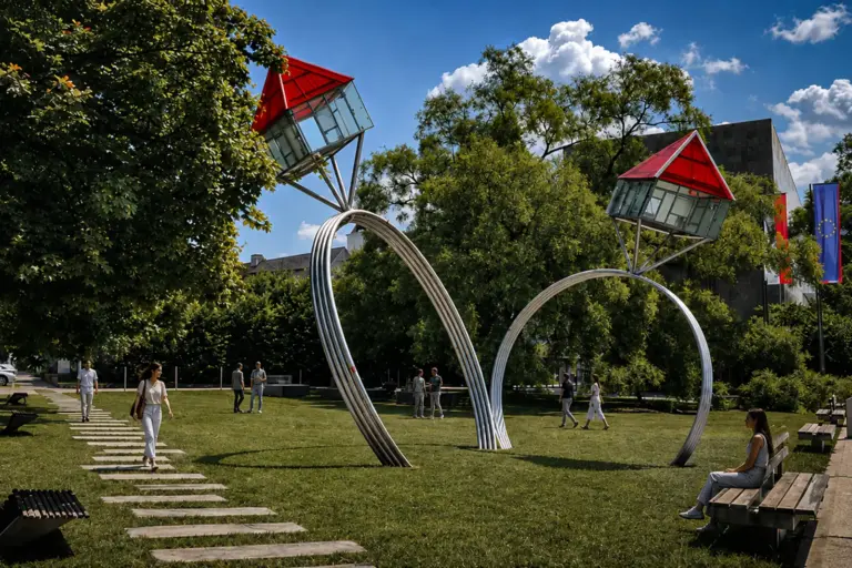 Mehr Grün vor dem Leobener Rathaus Ein innerstädtischer Park mit moderner Skulptur