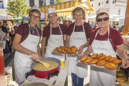 Investitionen in die Leobener Infrastruktur Vier Frauen mit Schürzen stehen in einer Freiluftküche
