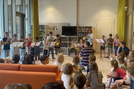 Musikalische Zusammenarbeit in Leoben Eine Gruppe von Kindern musiziert vor einem jungen Publikum