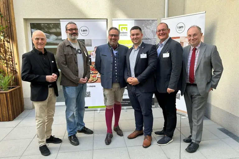Wirtschaftsfrühstück im Leobener Hotel Sechs Männer stehen vor drei Rollups