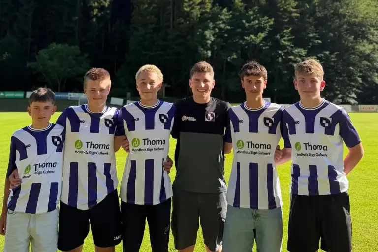 Gußwerker Fußballer setzen auf Nachwuchs Sechs Spieler des SC Gußwerk.