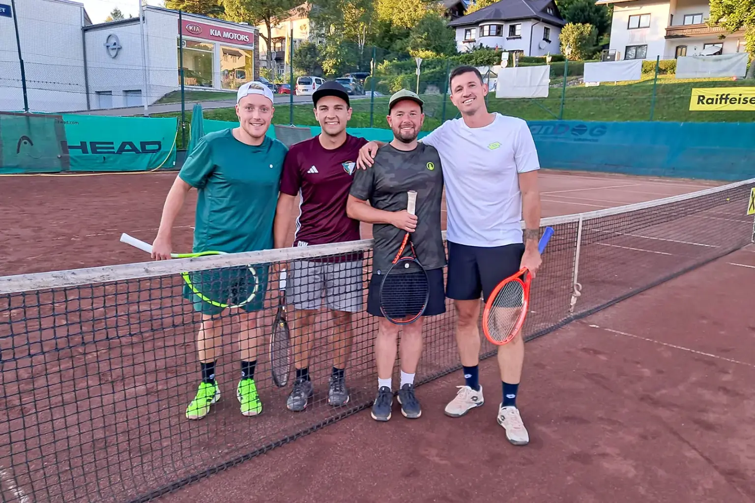 Tennisturnier mit Schaukampf in Mariazell Vier Männer stehen mit Tennisschlägern am Netz eines Tennisplatzes