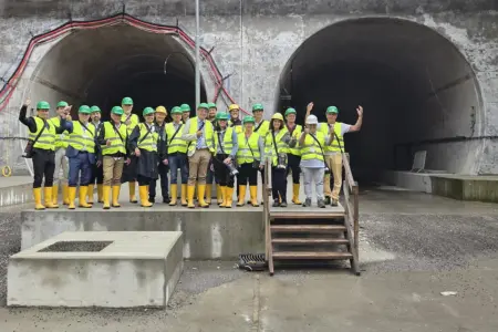 Mürzzuschlag: Infonachmittag „Verbindung schafft Zukunft“ Eine Gruppe von Personen in Warnwesten und Helmen steht vor zwei Tunnelportalen