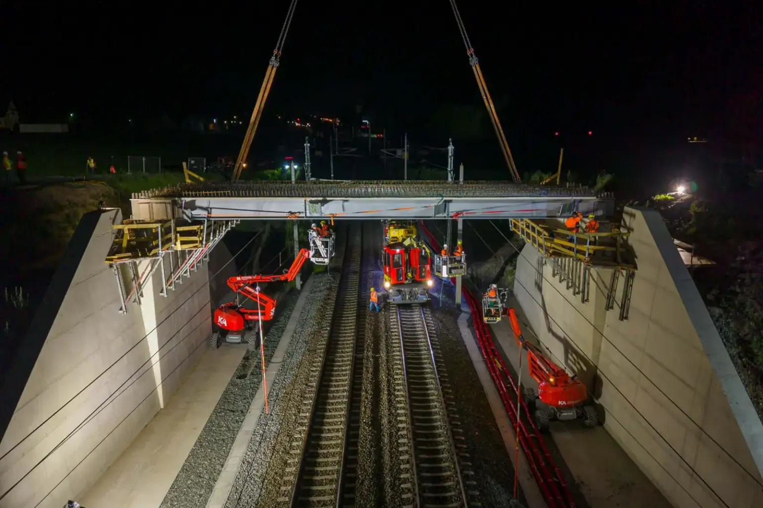 Neue ÖBB-Überführung Niklasdorf nimmt Gestalt an Eine Brückenbaustelle bei Nacht, das Bauwerk überspannt eine Eisenbahnstrecke