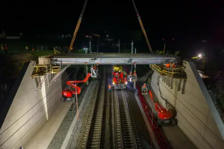 Neue ÖBB-Überführung Niklasdorf nimmt Gestalt an Eine Brückenbaustelle bei Nacht, das Bauwerk überspannt eine Eisenbahnstrecke