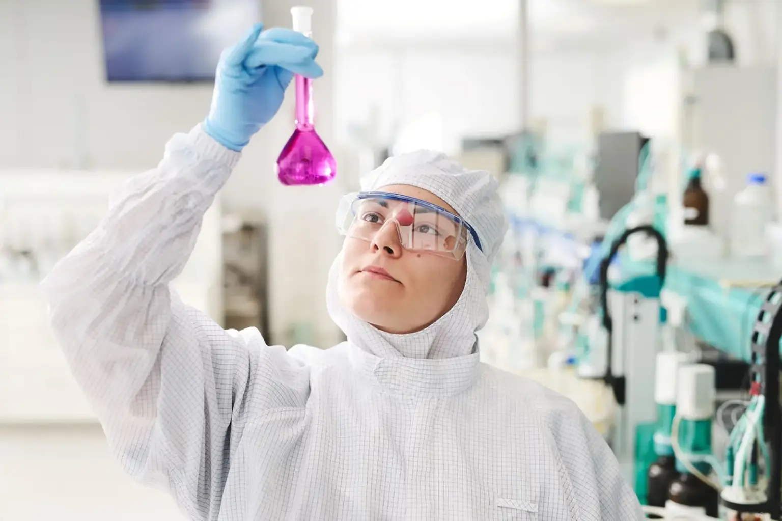 Gutes Zeugnis für die Obersteiermark Eine Person in Reinraumkleidung mit einem Reagenzglas in einem Labor