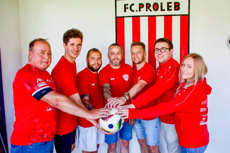 Torhüter ist neuer Obmann beim FC Proleb Sechs Männer und eine Frau halten gemeinsam einen Fußball