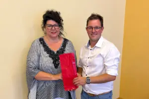 Eine Frau und ein Mann reichen einander die Hand