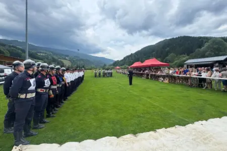 Wartberg und Freßnitz teilten sich die Siege Feuerwehrmänner in Formation, eine Musikkapelle und Publikum auf einem Sportplatz