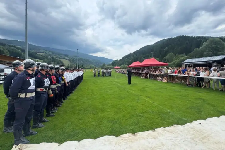 Wartberg und Freßnitz teilten sich die Siege Feuerwehrmänner in Formation, eine Musikkapelle und Publikum auf einem Sportplatz