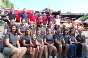 Eine Gruppe von Frauen und Kindern sitzt auf einer Tribüne