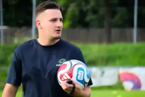 Neuer Trainer und sechs Neuzugänge beim SV Oberaich Der Trainer mit dem Ball.