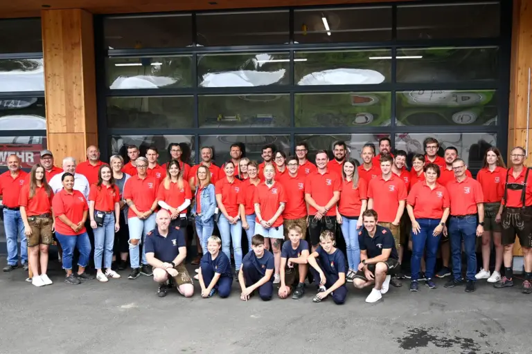 Feuerwehr-Frühschoppen im Laintal Eine Gruppe von rund 50 Personen, großteils in roten T-Shirts, vor einem Hallentor.