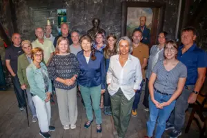 „Mythos Erz“ zum dritten Mal in Vordernberg Eine Gruppe von 16 Personen steht auf einem Bretterboden in einem alten Gebäude