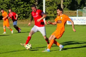 Zwei Spieler kämpfen um den Ball.