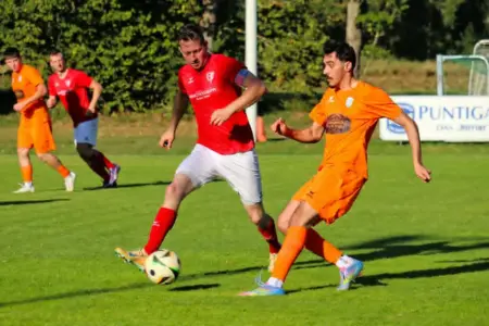 Zwei Spieler kämpfen um den Ball.