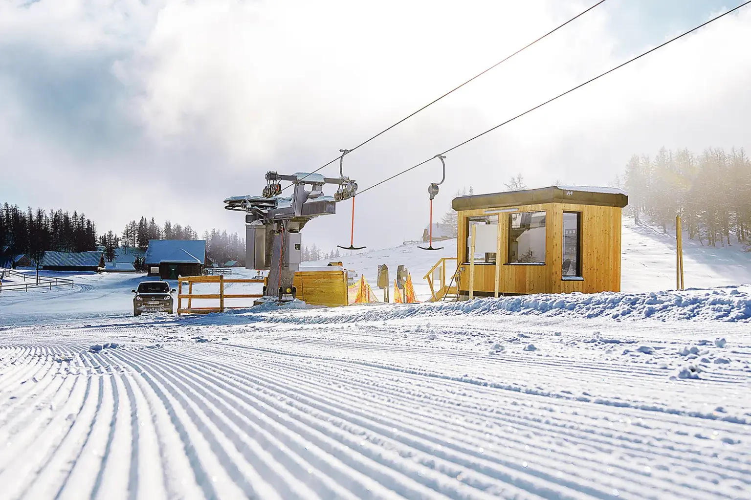 Die Talstation eines Schleppliftes in schneebedeckter Landschaft
