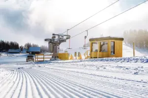 Die Talstation eines Schleppliftes in schneebedeckter Landschaft