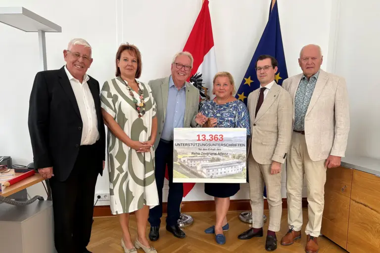 Unterschriften für Reha Aflenz an Ministerin übergeben