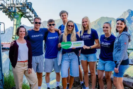 Erzberg-Leoben setzt Kooperation mit BT Füchsen fort Fünf Frauen und drei Männer auf einem Berg neben einer Liftstütze