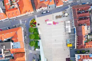 Ein großteils gepflasterter innerstädtischer Platz aus der Vogelperspektive